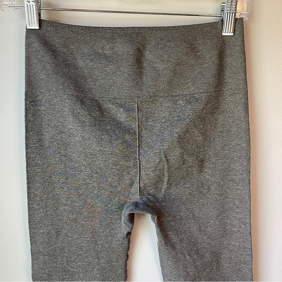 🏷️ 2/$20 Fabletics Seamless Leggings Grey Heather Perforated Leggings - Picture 6 of 10